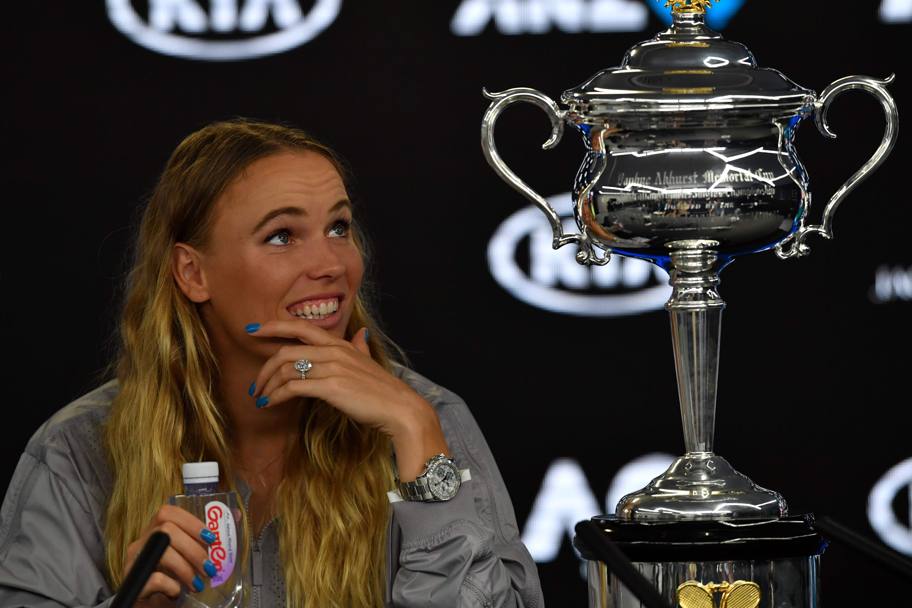 Caroline Wozniacki rapita e incredula: la danese ha finalmente conquistato un Slam e guarda il trofeo appena conquistato a Melbourne. Afp